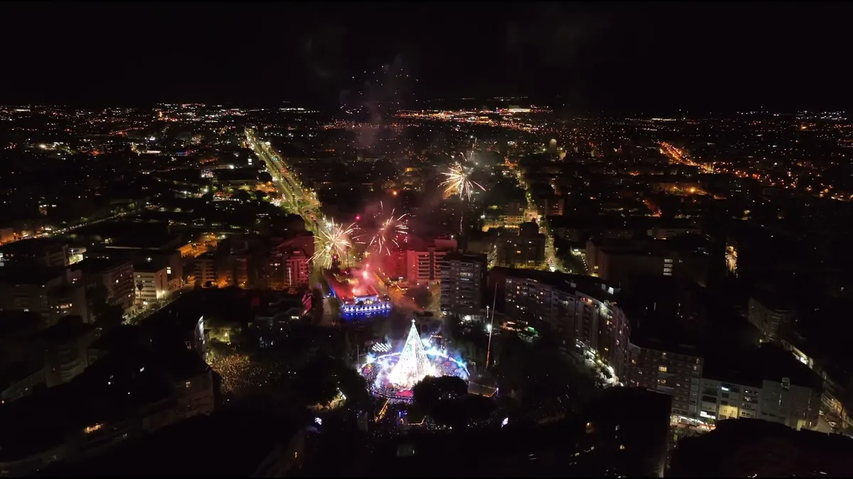 Vista aérea nocturna de Murcia durante el encendido del árbol de Navidad